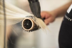 messa in piega di una parrucca capelli biodi